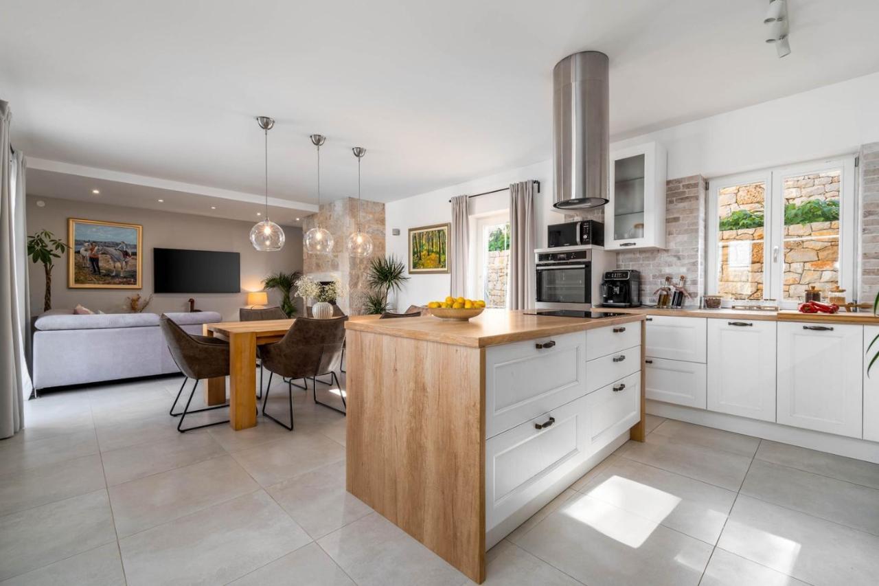 New Villa Ani! Traditional And Luxurious 4-Bedroom Villa With Heated Pool And Sea Views Postira Eksteriør billede