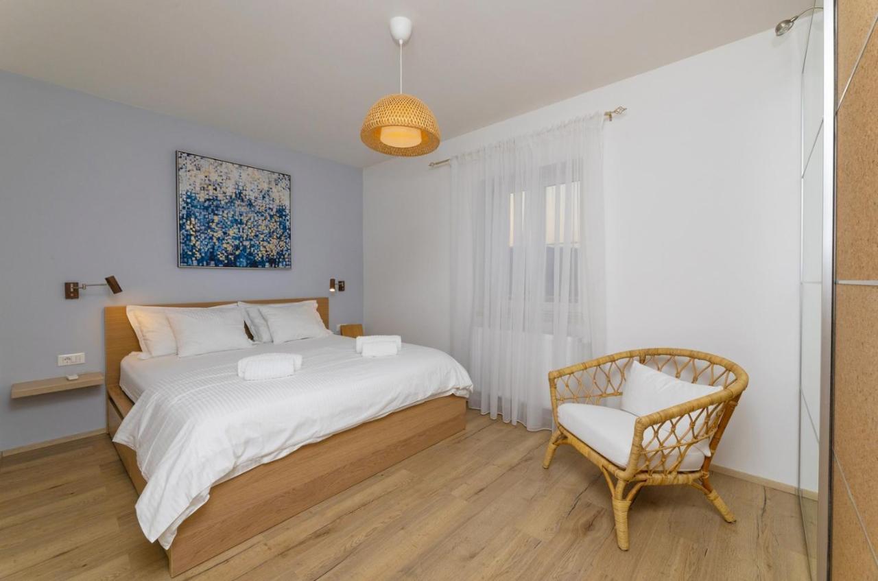 New Villa Ani! Traditional And Luxurious 4-Bedroom Villa With Heated Pool And Sea Views Postira Eksteriør billede